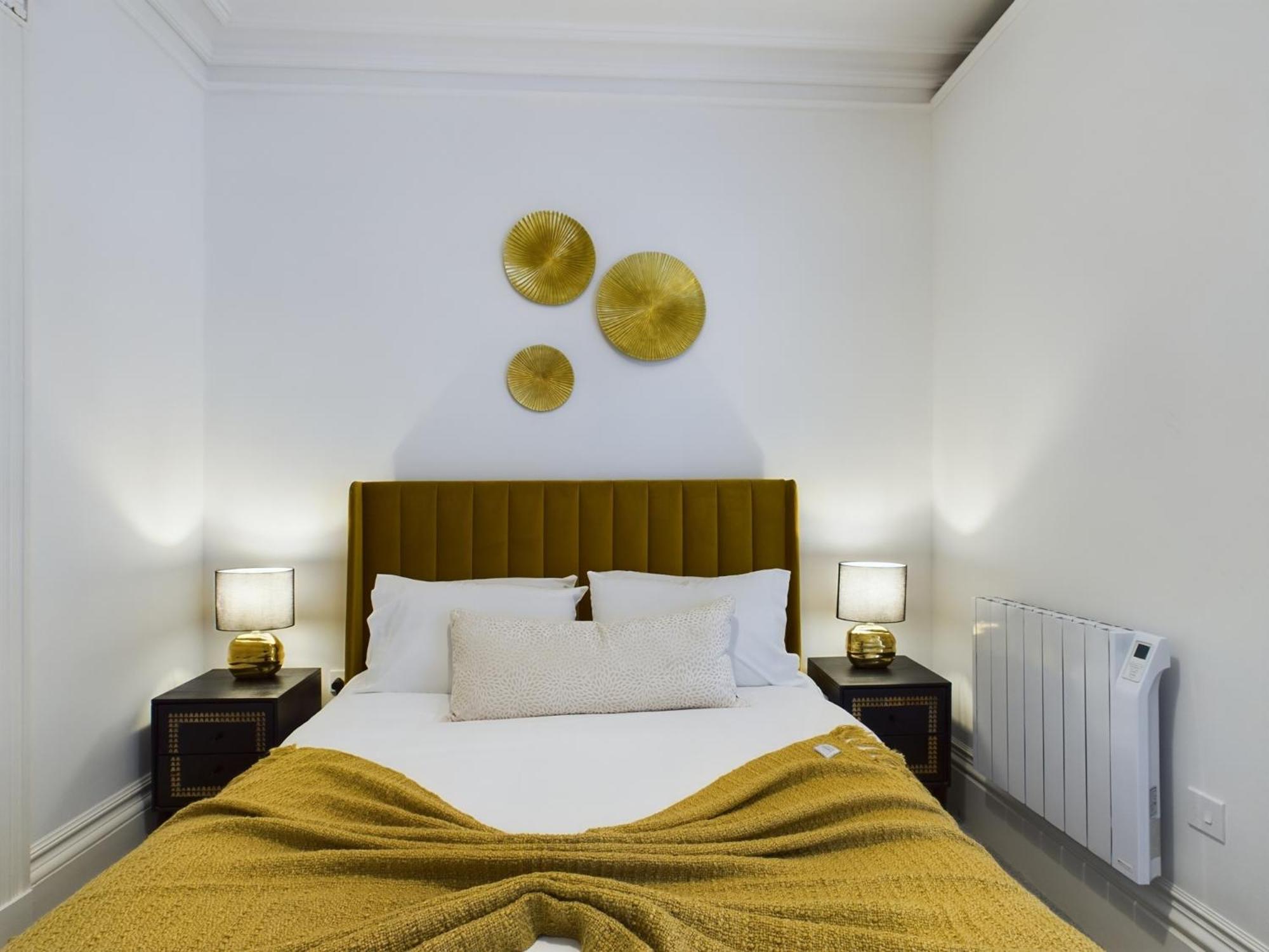 Belle Vue Regency King Size W Free Parking Apartment เชลเทนแฮม ภายนอก รูปภาพ