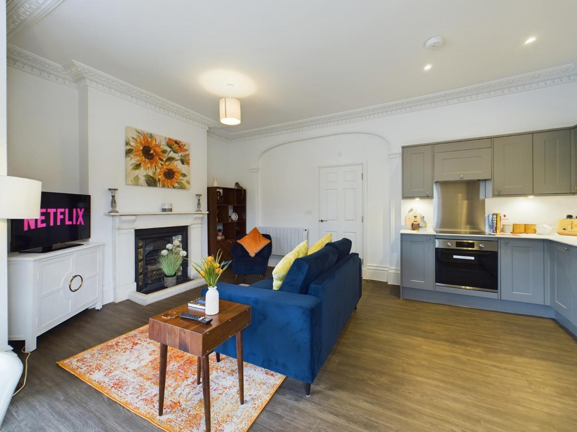 Belle Vue Regency King Size W Free Parking Apartment เชลเทนแฮม ภายนอก รูปภาพ