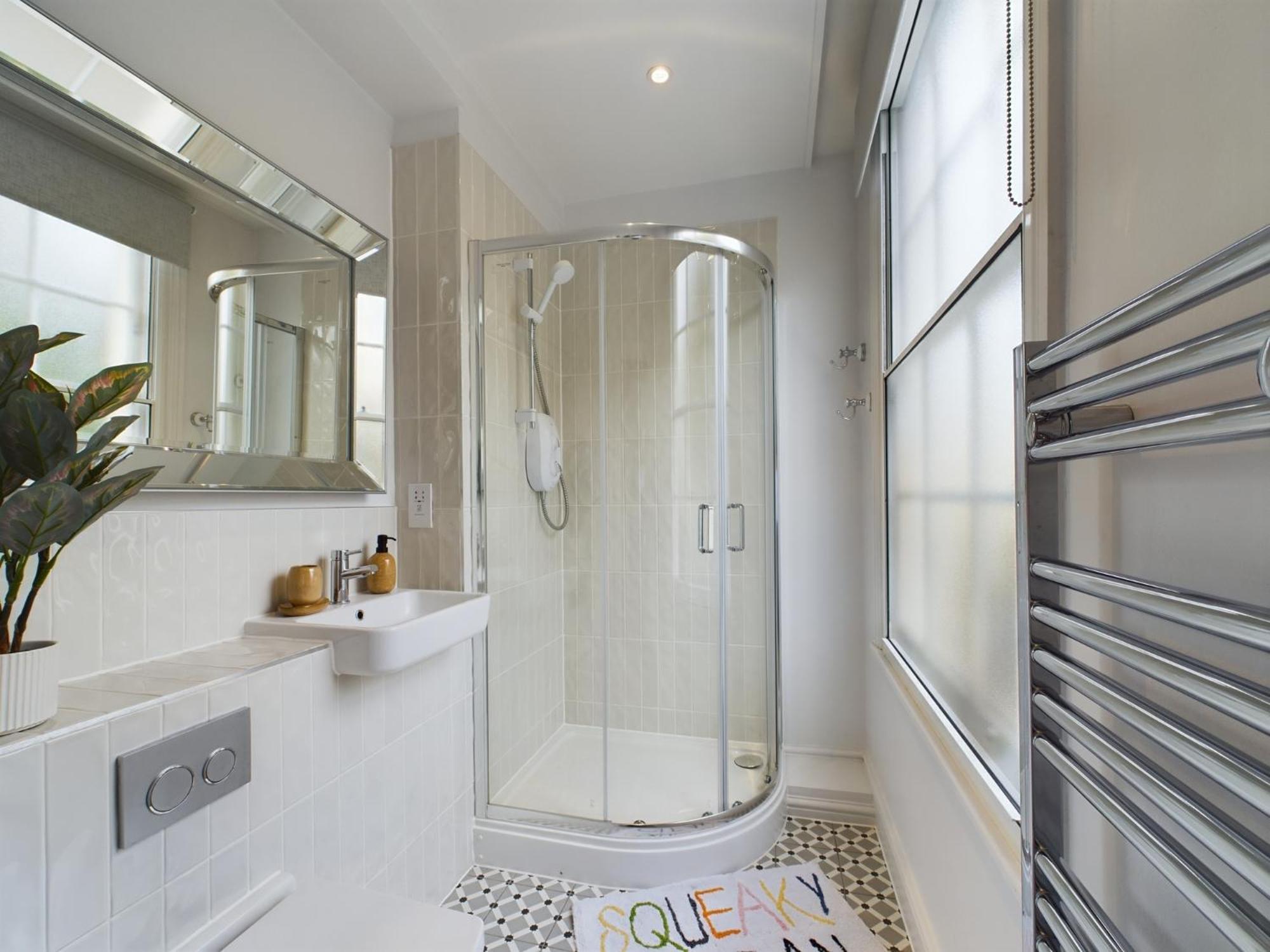 Belle Vue Regency King Size W Free Parking Apartment เชลเทนแฮม ภายนอก รูปภาพ