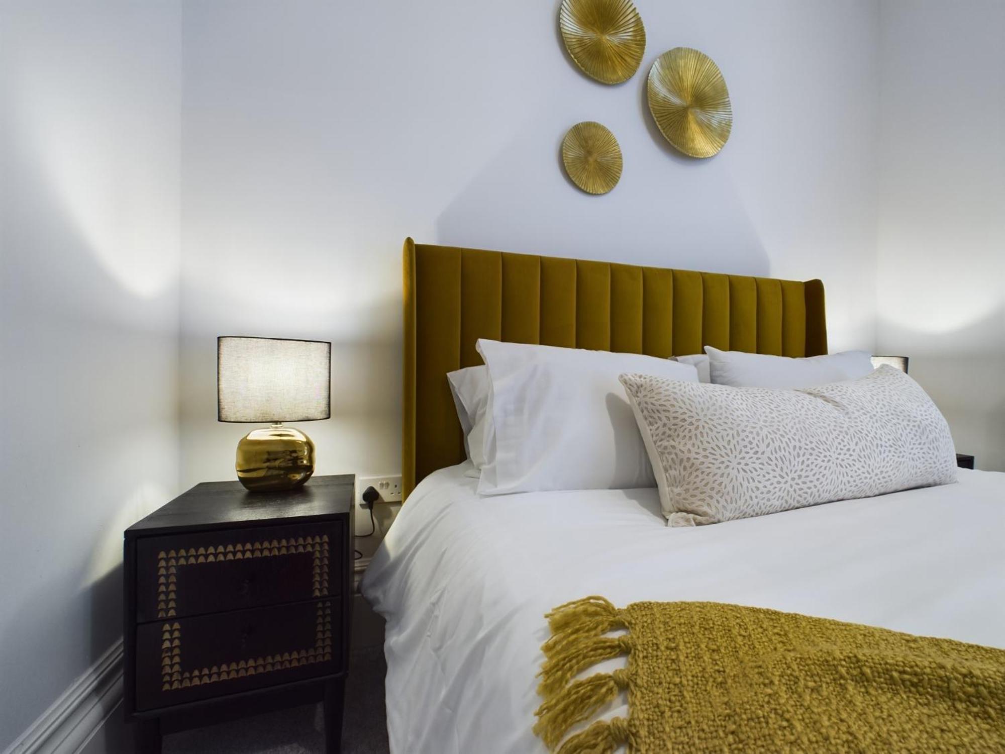 Belle Vue Regency King Size W Free Parking Apartment เชลเทนแฮม ภายนอก รูปภาพ